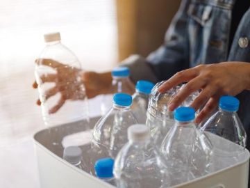 Kiste mit Plastikflaschen