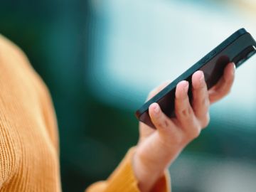 Hand einer Frau mit Smartphone
